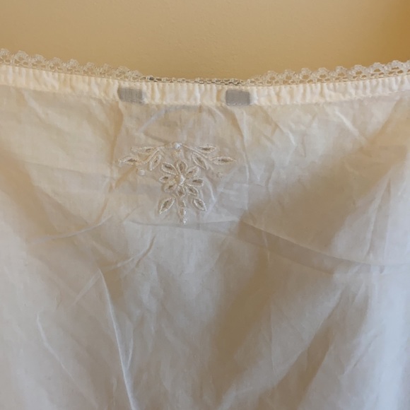 White midriff top with off the shoulders sleeves. - Picture 5 of 5